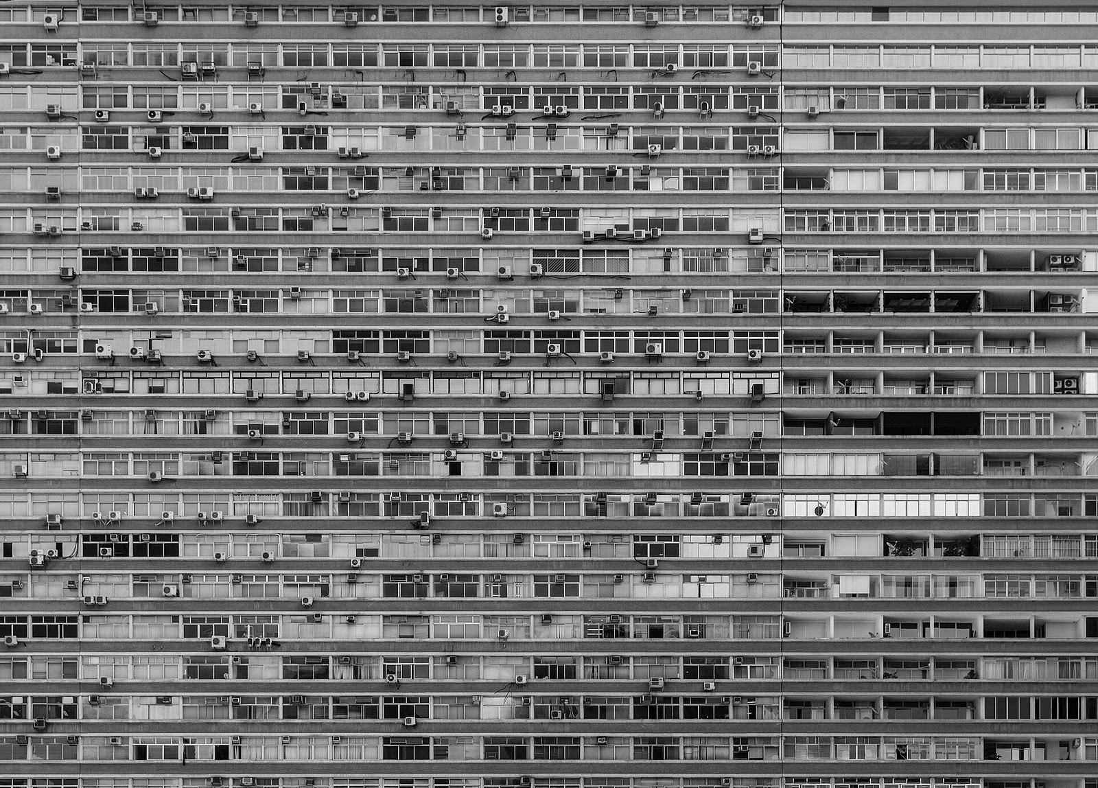 Fachada de um edifício alto, com janelas em grade regular