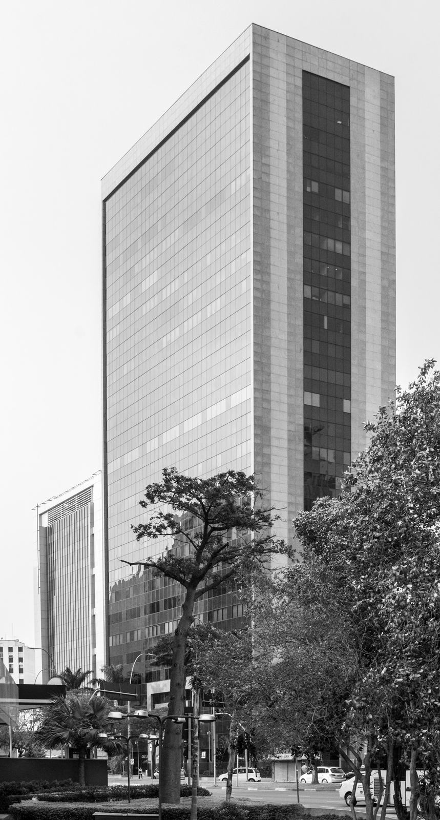 Torre de escritórios envidraçada vista da calçada