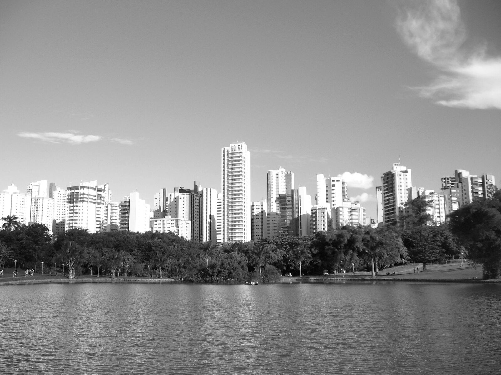 Torres do Setor Bueno refletidas no lago do Parque Vaca Brava